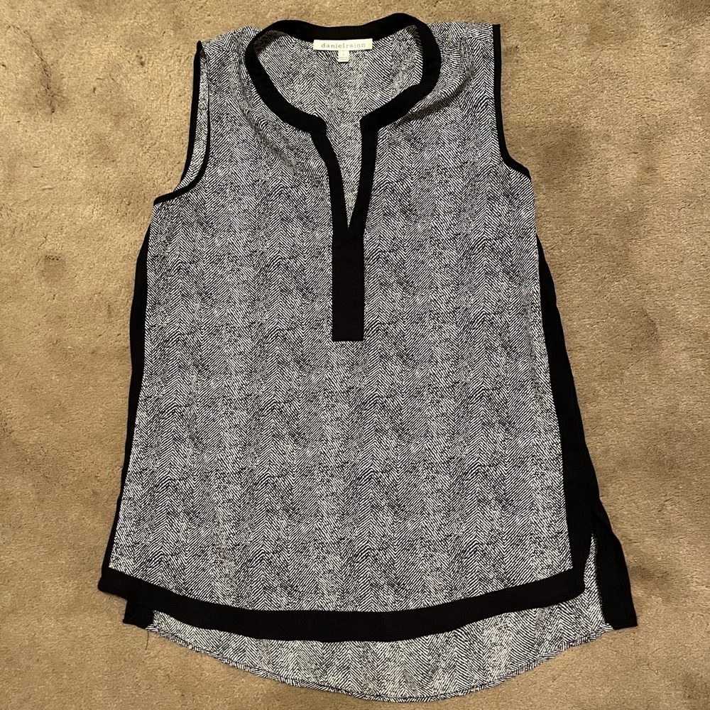 Daniel Rainn Black and White Sleeveless Blouse
